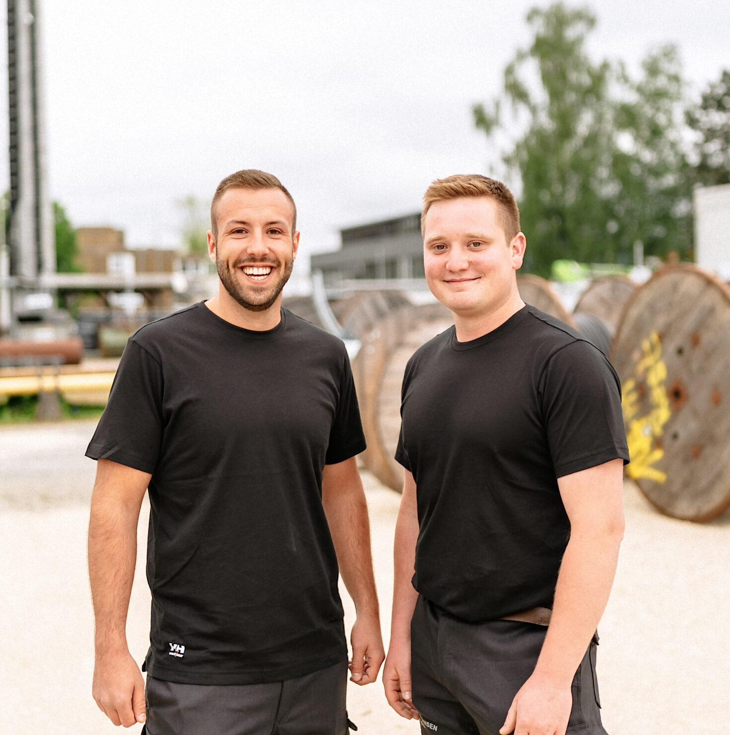 Zwei Mitarbeiter vor Stromkabeln