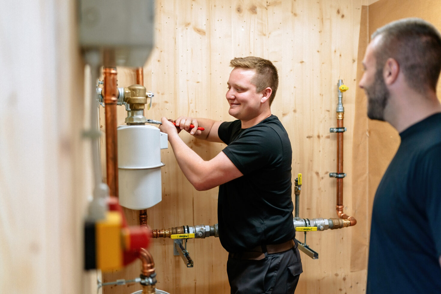 Mitarbeitende arbeiten an Gaszähler