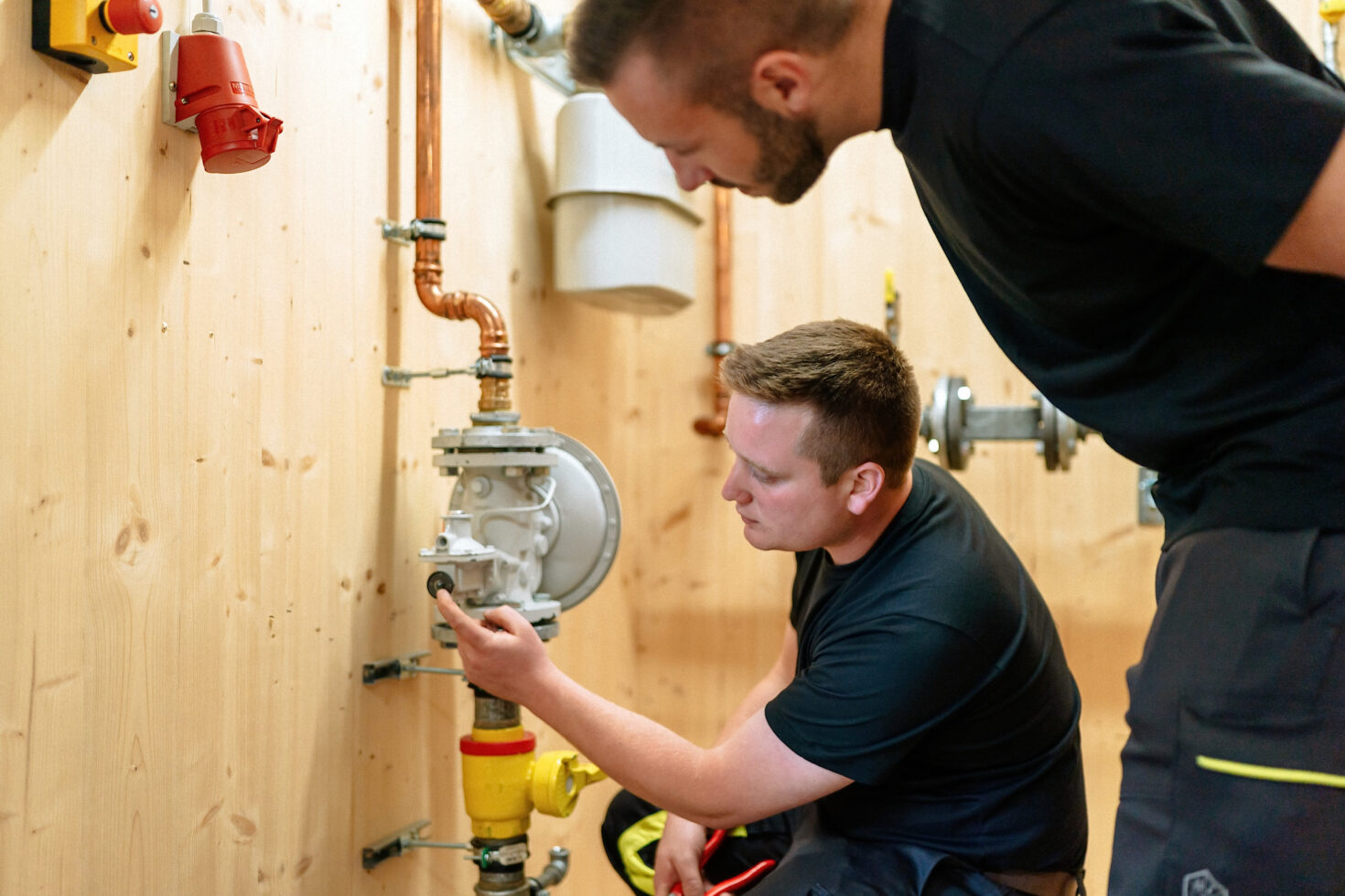 Mitarbeitende überprüfen Hausanschluss Gas