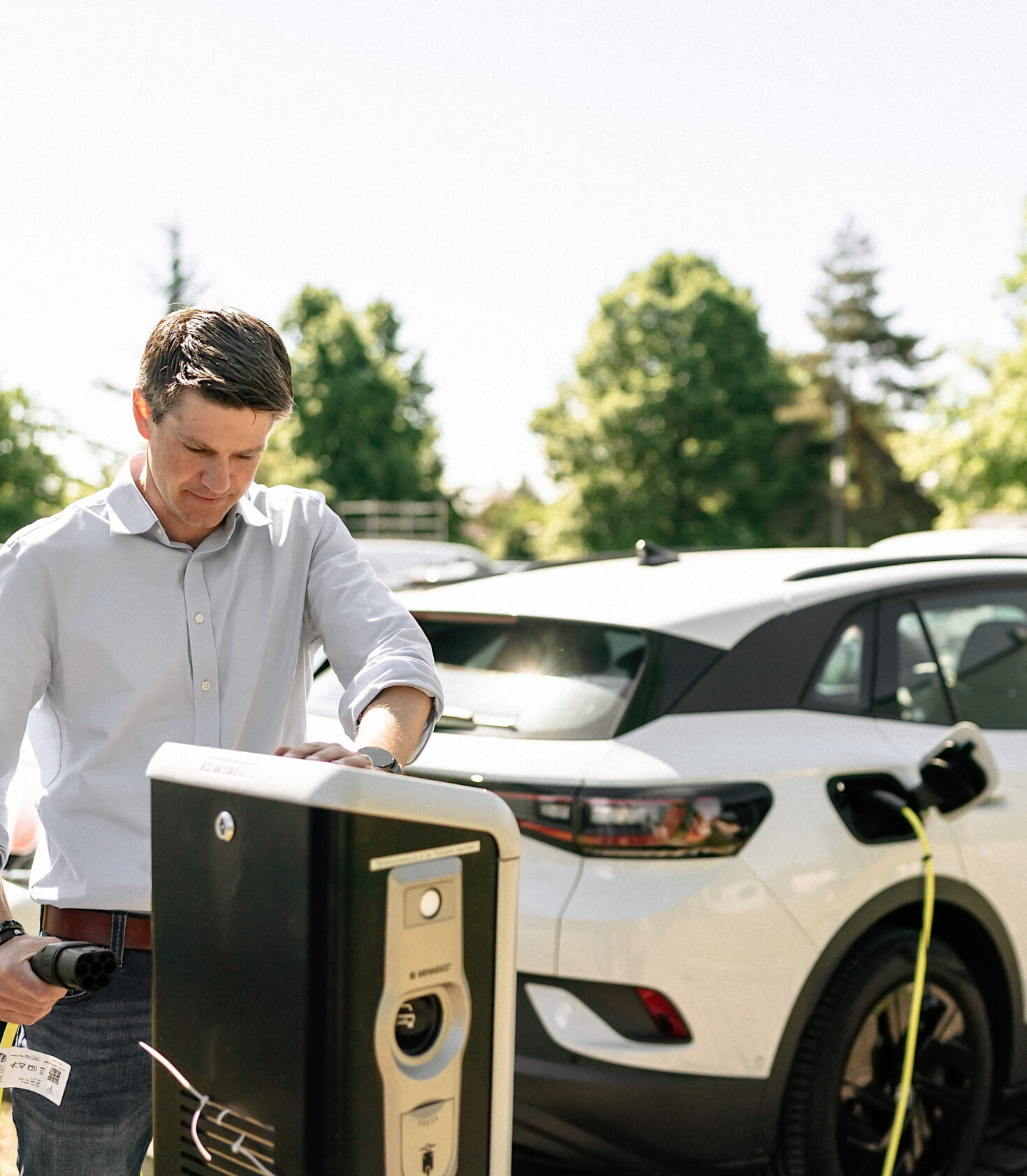 Mitarbeiter an Ladesäule
