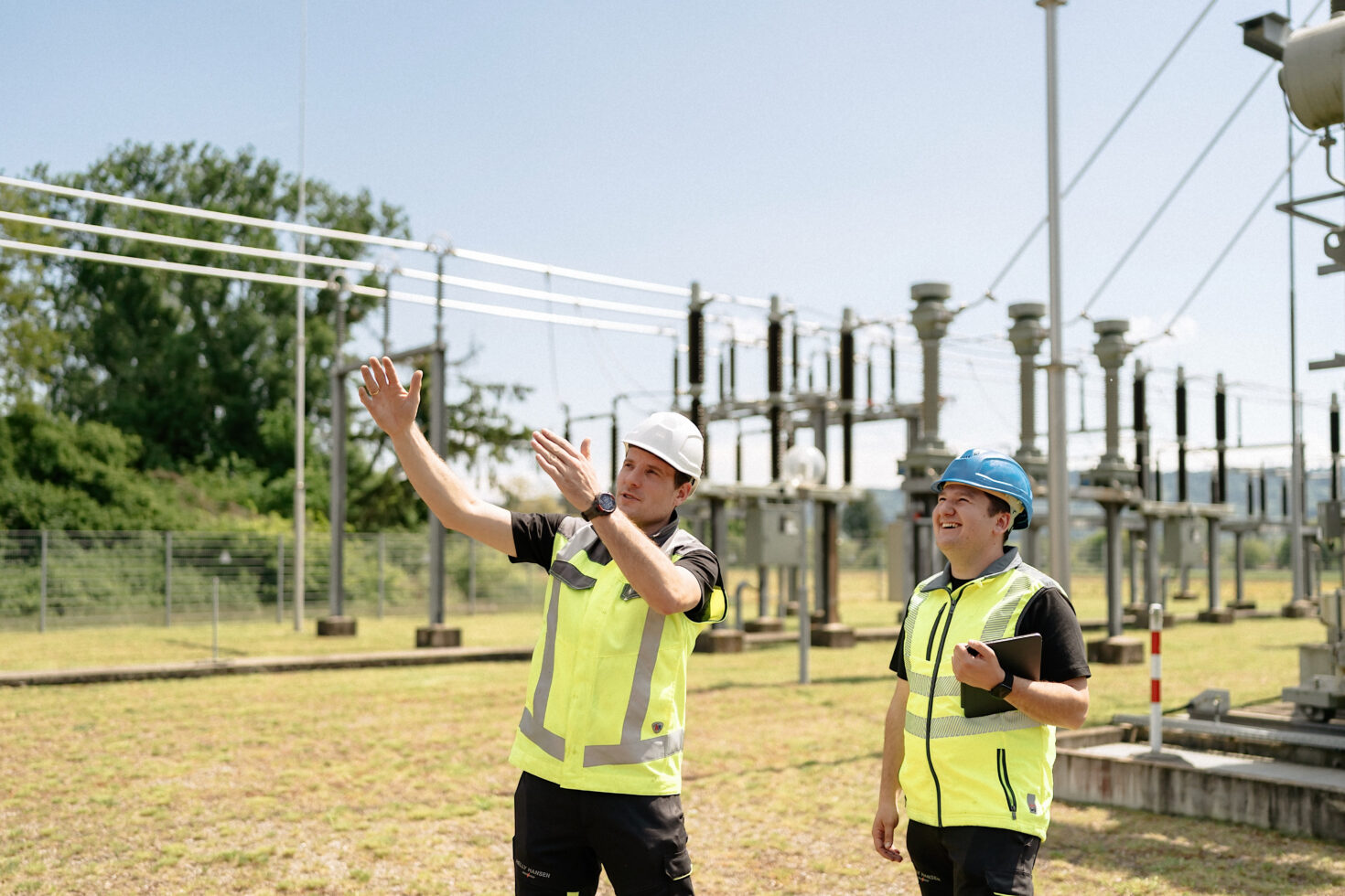 Zwei Mitarbeiter am Umspannwerk