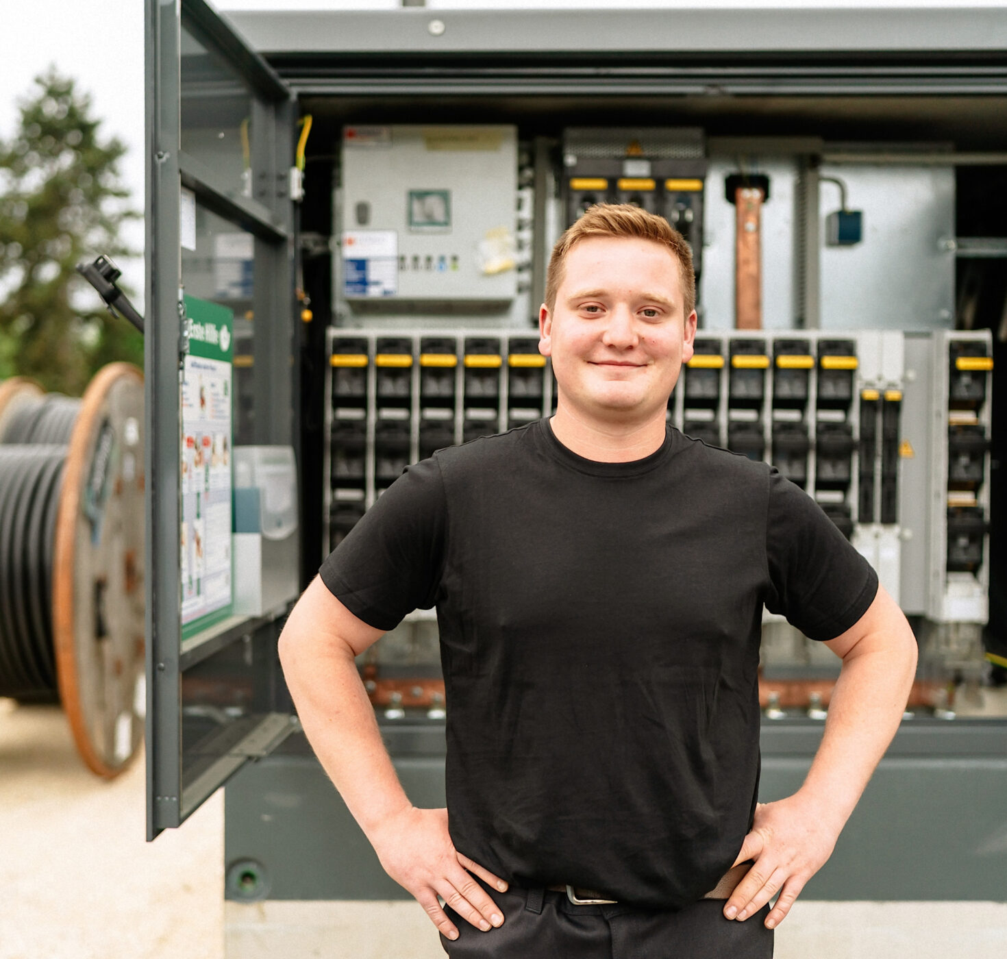 Technischer Mitarbeiter vor Schaltschrank