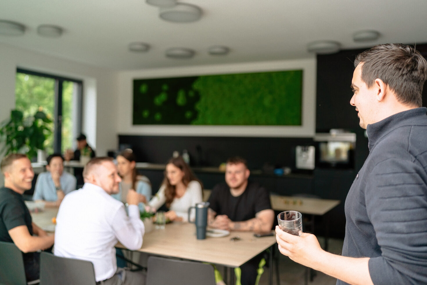 Gruppenbild Pausenszene Mitarbeitende