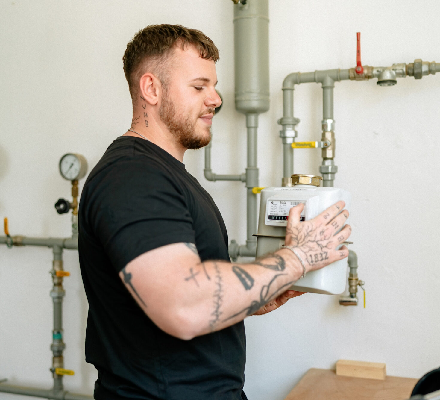 Technischer Mitarbeiter beim Zählerausbau