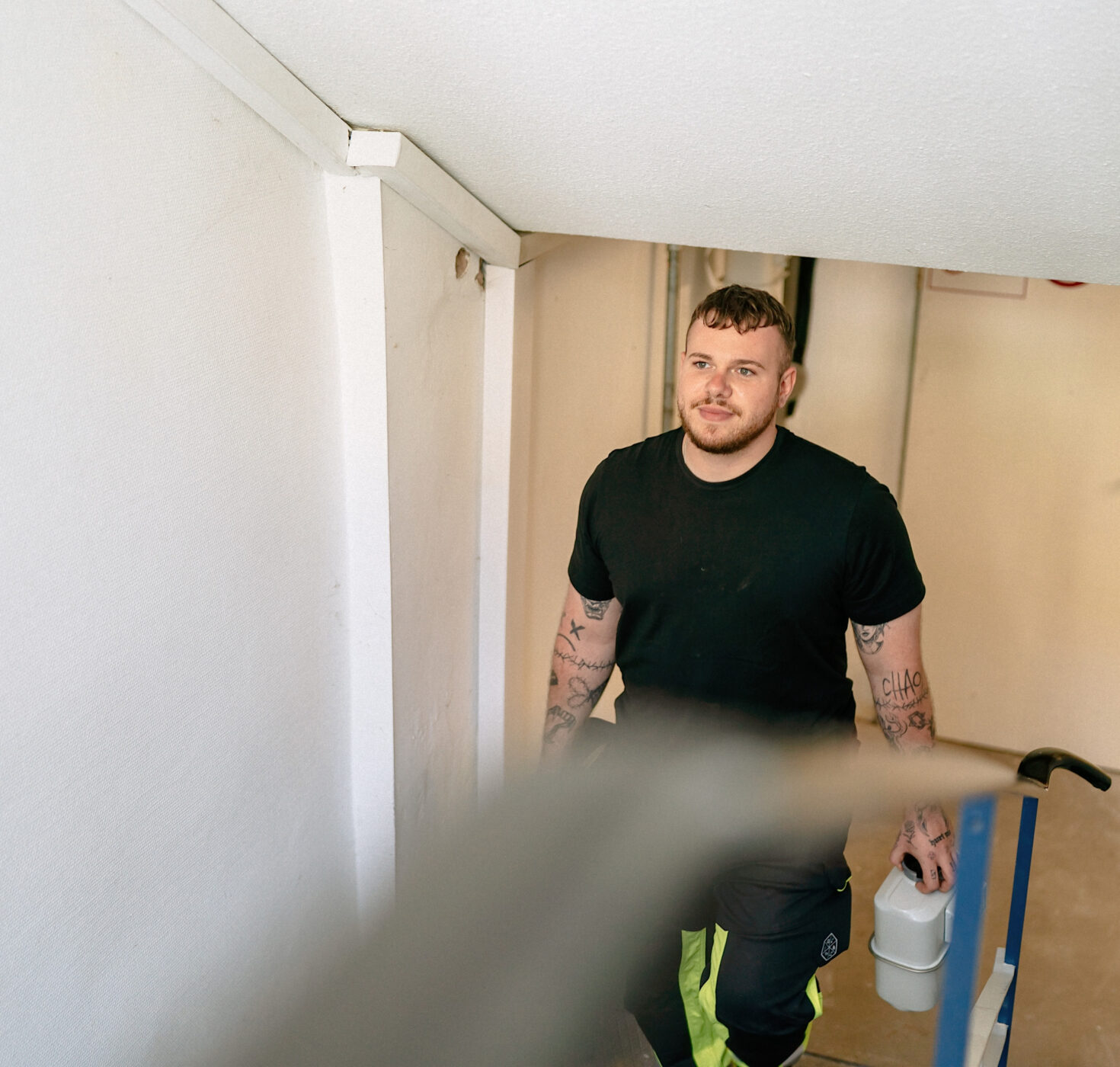 Technischer Mitarbeiter beim Zählerausbau