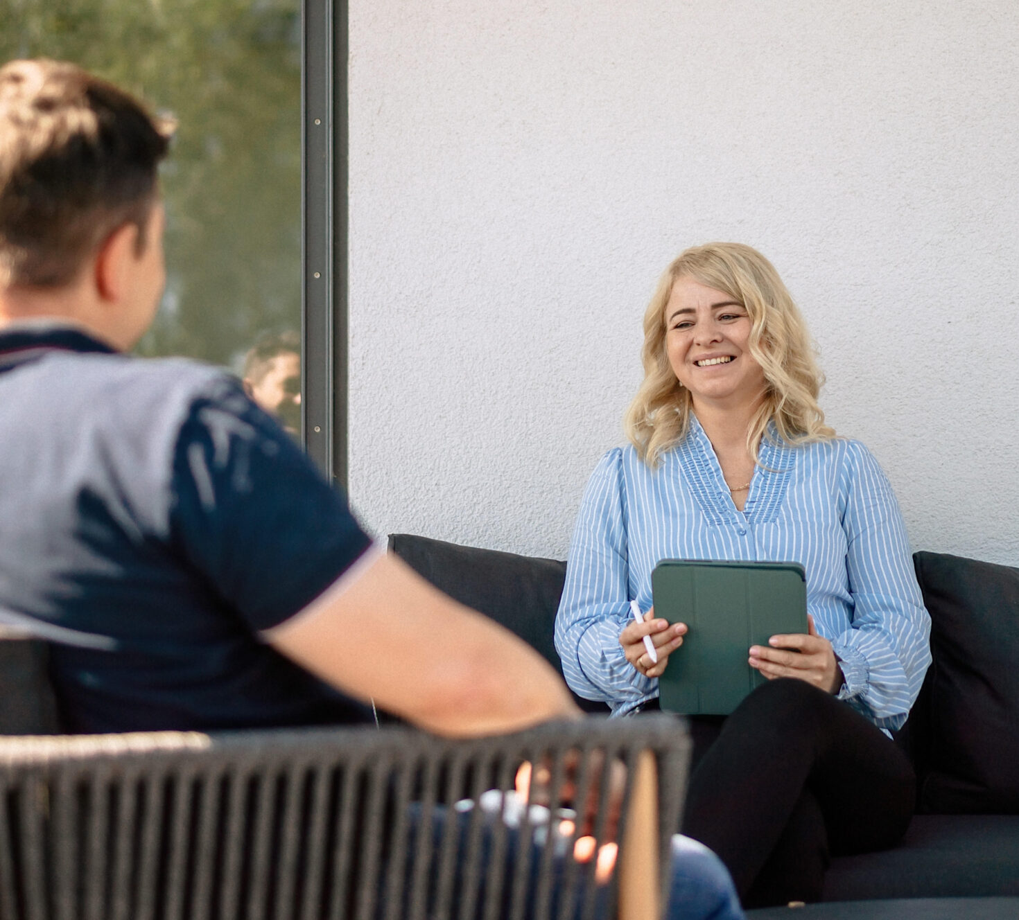 Mitarbeiterin mit Tablet