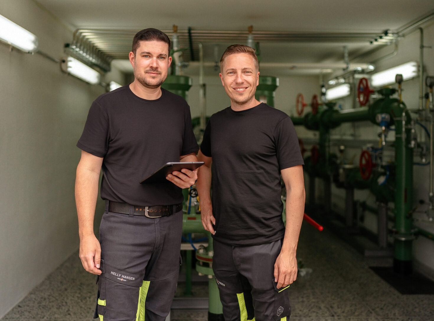 Zwei technische Mitarbeiter in Gasstation